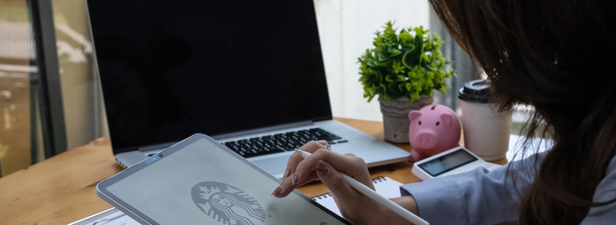 mulher com ipad com a logo da Starbucks